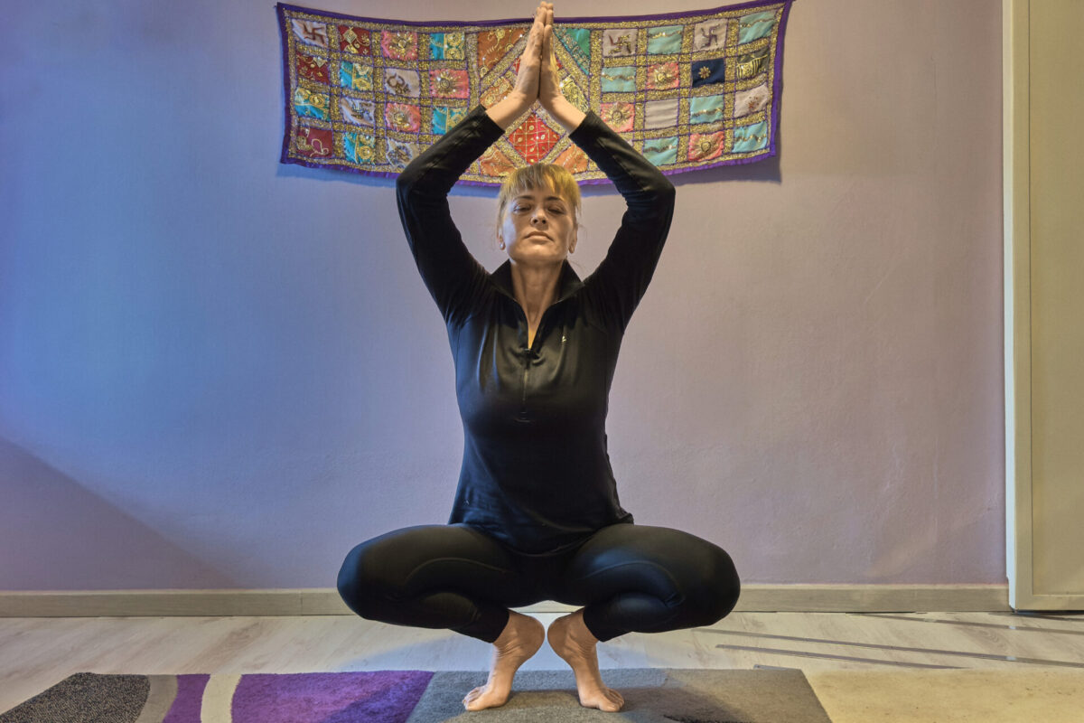 Esecuzione di un’asana nei corsi yoga della Sorig Khang di Bologna Ragazza esegue un'asana durante i corsi yoga della Sorig Khang di Bologna