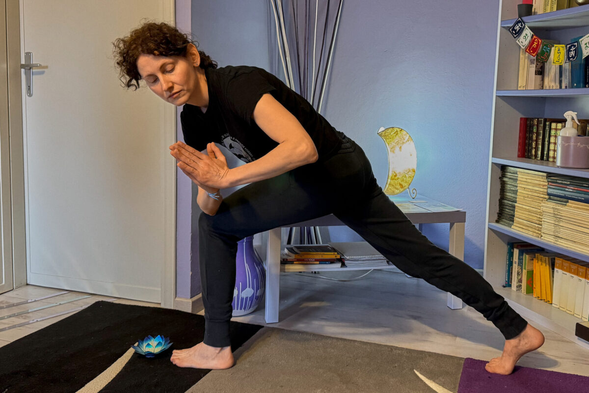 Esecuzione di un’asana nei corsi yoga della Sorig Khang di Bologna Asana di Hatha Yoga nei corsi yoga della Sorig Khang di Bologna