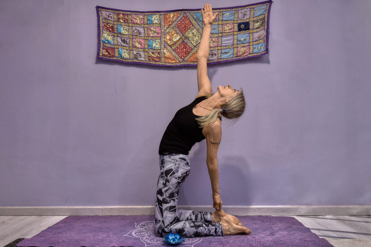 Esecuzione di un’asana al centro Yoga Bologna Sorig Khang L'insegnante del centro Sorig Khang Yoga Bologna mentre esegue un'asana