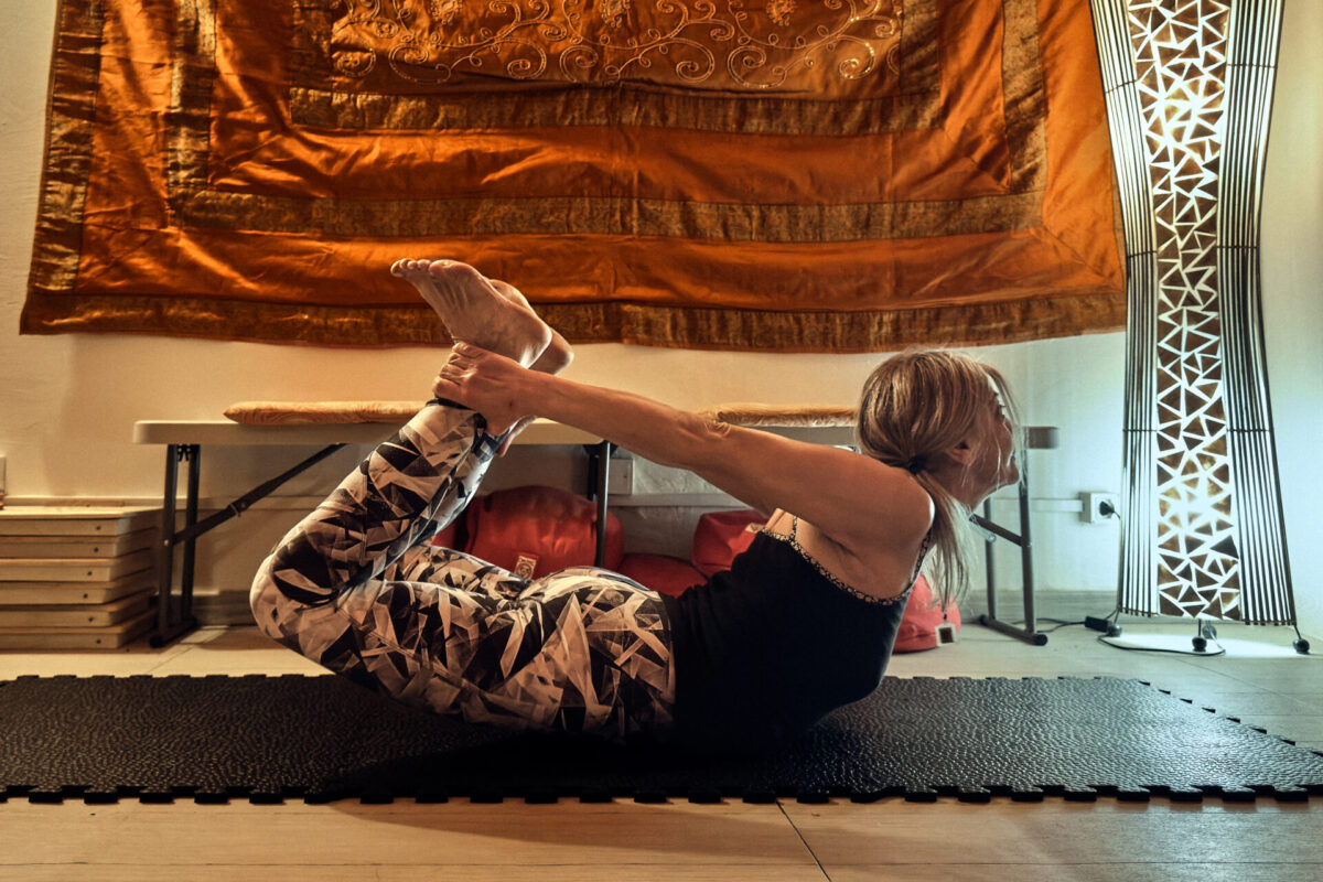 Asana dell’arco durante lo Yoga alla Sorig Khang di Bologna Esecuzione dell'asana dell'arco nello Yoga al centro Sorig Khang di Bologna