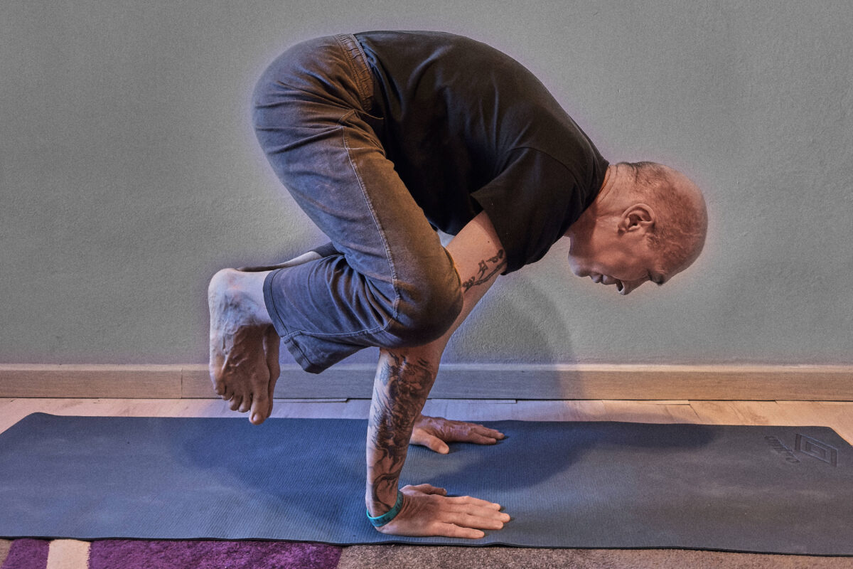 Asana del corvo durante lo Yoga alla Sorig Khang di Bologna Yoga Sorig Khang Bologna esecuzione dell'asana del corvo